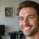 Portrait souriant d'un homme d'une trentaine d'années